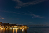 Überwasserbungalows des Sofitel Ia Ora Beach Resort in der Lagune von Moorea mit Kreuz des Südens im Sternenhimmel bei Nacht, Moorea, Windward Islands, Französisch-Polynesien, Südpazifik