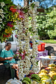Blumenkränze zum Verkauf an Marktstand am Straßenrand, Moorea, Windward Islands, Französisch-Polynesien, Südpazifik