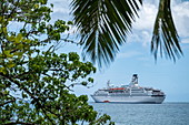 Kreuzfahrtschiff auf Reede in der Bucht von Opunohu, Moorea, Windward Islands, Französisch-Polynesien, Südpazifik