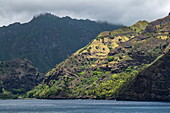 Küste gesehen vom Passagierfrachtschiff Aranui 5 (Aranui Cruises), Omoa, Fatu Hiva, Marquesas-Inseln, Französisch-Polynesien, Südpazifik
