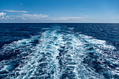 Wellen hinter Passagierfrachtschiff Aranui 5 (Aranui Cruises), auf See zwischen den Marquesas-Inseln und den Tuamotu-Inseln, Französisch-Polynesien, Südpazifik