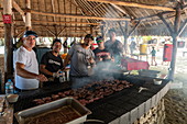 Küchencrew von Passagierfrachtschiff Aranui 5 (Aranui Cruises) bereiten ein Beach Barbecue für Gäste auf einem privaten Motu Inselchen in der Lagune von Bora Bora vor, Bora Bora, Leeward Islands, Französisch-Polynesien, Südpazifik