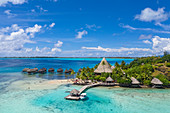 Luftaufnahme des Sofitel Bora Bora Private Island Resort mit Überwasserbungalows in der Lagune von Bora Bora, Vaitape, Bora Bora, Leeward Islands, Französisch-Polynesien, Südpazifik