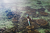 Luftaufnahme von Auslegerkanu in der Lagune von Moorea, Avamotu, Moorea, Windward Islands, Französisch-Polynesien, Südpazifik