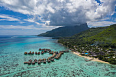 Luftaufnahme von Überwasserbungalows des Hilton Moorea Resort & Spa, Moorea, Windward Islands, Französisch-Polynesien, Südpazifik
