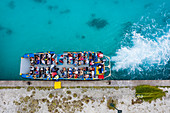 Luftaufnahme von Passagieren auf Beiboot von Passagierfrachter Aranui 5 (Aranui Cruises), Rotoava, Fakarava-Atoll, Tuamotu-Inseln, Französisch-Polynesien, Südpazifik