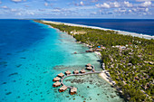 Luftaufnahme von Überwasserbungalows am Hotel Kia Ora Resort & Spa, Insel Avatoru, Rangiroa-Atoll, Tuamotu-Inseln, Französisch-Polynesien, Südpazifik