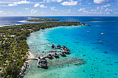 Luftaufnahme von Überwasserbungalows am Hotel Kia Ora Resort & Spa, Insel Avatoru, Rangiroa-Atoll, Tuamotu-Inseln, Französisch-Polynesien, Südpazifik