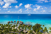 Luftaufnahme von Hotel Kia Ora Resort & Spa mit Überwasserbungalows und Passagierfrachter Aranui 5 (Aranui Cruises) (Aranui Cruises) vor Anker in der Lagune, Insel Avatoru, Rangiroa-Atoll, Tuamotu-Inseln, Französisch-Polynesien, Südpazifik