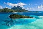 Ausflugsboote in der Lagune von Bora Bora mit Sofitel Bora Bora Private Island Resort und Mount Otemanu in der Ferne, Bora Bora, Leeward Islands, Französisch-Polynesien, Südpazifik