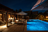 Menschen genießen Abendessen neben einem privaten Swimming Pool einer Residence Villa Unterkunft im Six Senses Fiji Resort bei Nacht, Malolo Island, Mamanuca Group, Fidschi-Inseln, Südpazifik