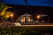 Tiki Fackeln und privater Swimming Pool einer Residence Villa Unterkunft im Six Senses Fiji Resort in der Abenddämmerung, Malolo Island, Mamanuca Group, Fidschi-Inseln, Südpazifik