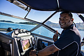 Daumen hoch vom Bootsfahrer während des Transfers per Schnellboot zwischen dem Six Senses Fiji Resort und dem Vomo Island Fiji Resort, nahe Malolo Island, Mamanuca Group, Fidschi-Inseln, Südpazifik