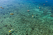 Luftaufnahme von Menschen auf SUP Stand Up Paddle Boards im Malamala Island Beach Club, Mala Mala Island, Mamanuca Group, Fidschi-Inseln, Südpazifik
