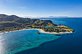 Luftaufnahme vom Six Senses Fiji Resort mit vorgelagertem Riff, Malolo Island, Mamanuca Group, Fidschi-Inseln, Südpazifik