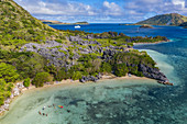 Luftaufnahme von Passagieren des Kreuzfahrtschiff MV Reef Endeavour (Captain Cook Cruises Fiji) beim sich entspannen und Wassersport Aktivitäten genießen am Blue Lagoon Beach, Sawa-i-Lau Island, Yasawa Group, Fidschi-Inseln, Südpazifik