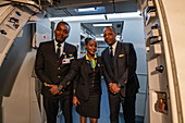Besatzungsmitglieder begrüßen Passagiere an Bord eines RwandAir Airbus A330-300 Flugzeug für den Flug vom Flughafen Brüssel (BRU) in Belgien zum internationalen Flughafen Kigali (KIG) in Ruanda, Brüssel, Belgien, Europa