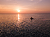 Luftaufnahme Silhouette von Fischer in traditionellem runden Boot bei Sonnenuntergang, Ong Lang, Insel Phu Quoc, Kien Giang, Vietnam, Asien