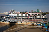 Flusskreuzfahrtschiff Jayavarman (Heritage Line) an Ponton entlang Fluss Mekong, Phnom Penh, Kambodscha, Asien