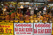 Frauen verkaufen Fischprodukte auf dem Chau Doc Markt, Chau Doc, An Giang, Vietnam, Asien