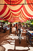 Großartiger Guide von Flusskreuzfahrtschiff mit Gästen während einer Radtour, Kampong Chhnang, Kampong Chhnang, Kambodscha, Asien