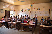 Junge Kinder im Klassenzimmer der Dorfschule, Insel Oknha Tey, Fluss Mekong, nahe Phnom Penh, Kambodscha, Asien