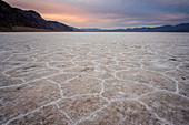 Weitwinkel-Nahaufnahme von White Salt Flats während des Sonnenuntergangs nahe Salt Lake City, Utah, Vereinigte Staaten von Amerika, Nordamerika
