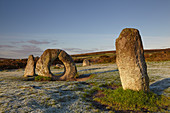 Der mysteriöse prähistorische Ringstein Men-an-Tol an einem frostigen Morgen auf einem Feld in der Nähe von Penzance im Westen von Cornwall, England, Großbritannien, Europa