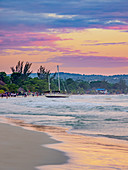 Seven Mile Beach bei Sonnenuntergang, Long Bay, Negril, Westmoreland Parish, Jamaika, Westindische Inseln, Karibik, Mittelamerika
