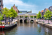 Koornbrug-Brücke im Herzen der Altstadt von Leiden durch das Rathaus, Leiden, Südholland, die Niederlande, Europa