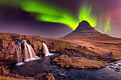 Aurora Borealis (Nordlichter) über Kirkjufell Mountian mit einem kleinen Wasserfall in Island, Polarregionen