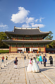 Touristen, die traditionelle koreanische Kleidung im Changdeokgung-Palast, UNESCO-Weltkulturerbe, Seoul, Südkorea, Asien tragen