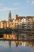 Häuser am Fluss Onyar und St. Felix Kirche, Girona, Katalonien, Spanien, Europa