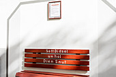 Sitzbank mit einem Spruch in Plattdeutsch, Oldenburg, Ostfriesland, Niedersachsen, Deutschland