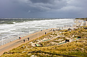 Strandpromenade bei Wind und Flut, Nordsee, Wellen, Gischt, Dünengrasm Minigolfplatz, Norderney, Ostfriesland, Niedersachsen, Deutschland