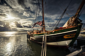 Morgenstimmung mit traditionellem Segelboot im Nationalpark Wattenmeer, Spiekeroog, Ostfriesland, Niedersachsen, Deutschland, Europa