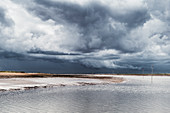 Gewitterwolken über dem Nationalpark Wattenmeer, Spiekeroog, Ostfriesland, Niedersachsen, Deutschland, Europa