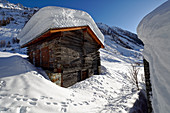 Verschneite Hütte von Vorsaas im Lötschental, Wallis, Schweiz