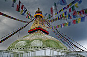 Monsunwolken über dem Stupa von Bodnath, Kathmandu, Nepal, Asien.