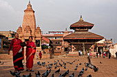 Fertig restauriert nach dem Erdbeben: Der Durbar Square in Bhaktapur, Kathmandutal, Nepal, Asien.
