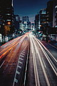 Langzeitaufnahme des Rush hour Autoverkehrs in Osaka, Japan, Asien