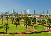 Skyline, grüne WIese, Palmen, Blumen, Dubai, Vereinigte Arabische Emirate