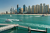 Blick zu den Wolkenkratzern der Dubai Marina vom Bluewater Island, Dubai, Vereinigte Arabische Emirate