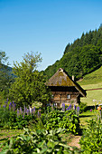 Strohgedeckte Mühle mit Bauerngarten, Oberprechtal bei Elzach, Schwarzwald, Baden-Württemberg, Deutschland