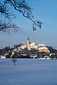 Kloster Andechs in verschneiter Winterlandschaft, Andechs, Bayern, Deutschland.