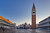 Piazza San Marco bei Sonnenaufgang in Venedig, Venetien, Italien