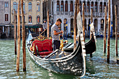 Gondeln im Canal Grande in Venedig, Venetien, Italien