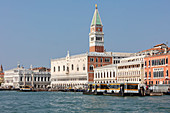 Palazzo Ducale und San Marco Turm in Venedig, Venetien, Italien