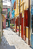 Bunte Häuser auf Burano in der Lagune von Venedig, Venetien, Italien