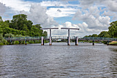 Die Blaue Brücke über den Westersielzug, Friedrichstadt, Schleswig-Holstein, Deutschland